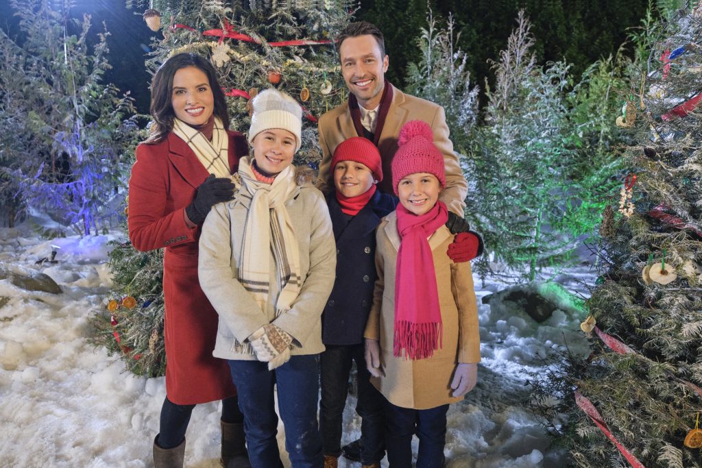 Hallmark, Christmas With the Darlings, Photo: Katrina Law, Islie Hirvonen, Anthony Bolognese, Carlo Marks, Madeline Hirvonen Credit: ©2020 Crown Media United States LLC/Photographer: Bettina Strauss 