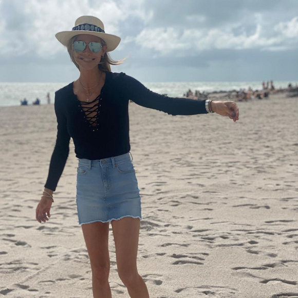 meghan king edmonds beach selfie