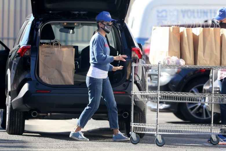 WCTH alum Lori Loughlin spotted doing community service