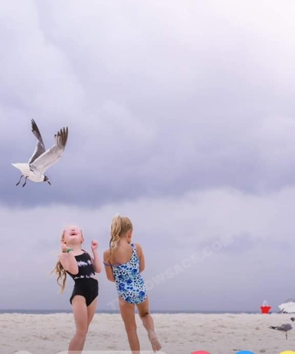 OutDaughtered Hazel Busby photobomb visitor