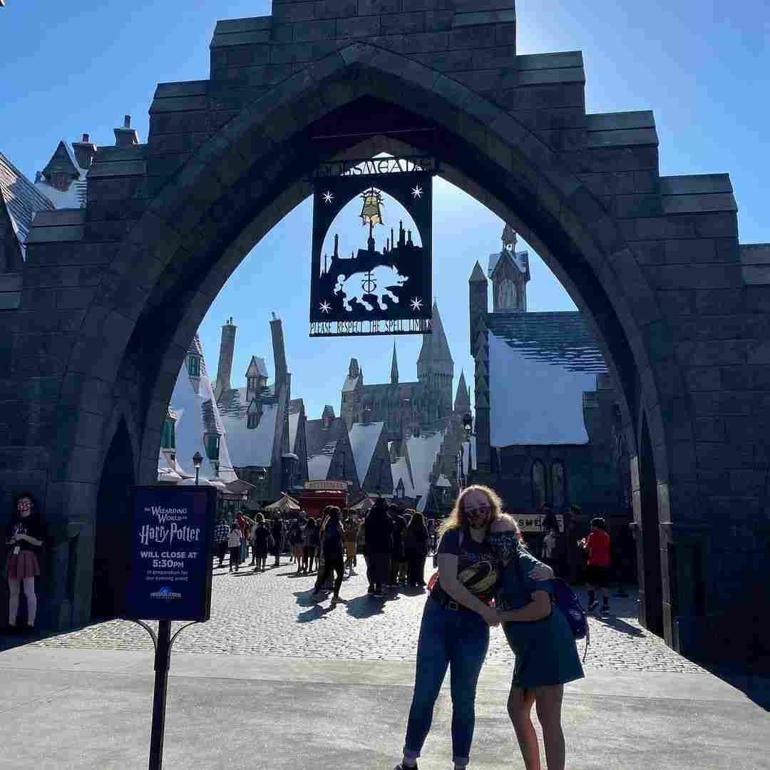 Sister Wives stars Christine & Janelle Brown take the kids to Universal Studios