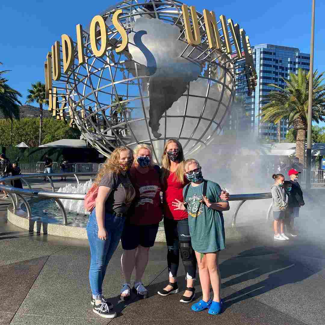 Sister Wives stars Christine & Janelle Brown take the kids to Universal Studios