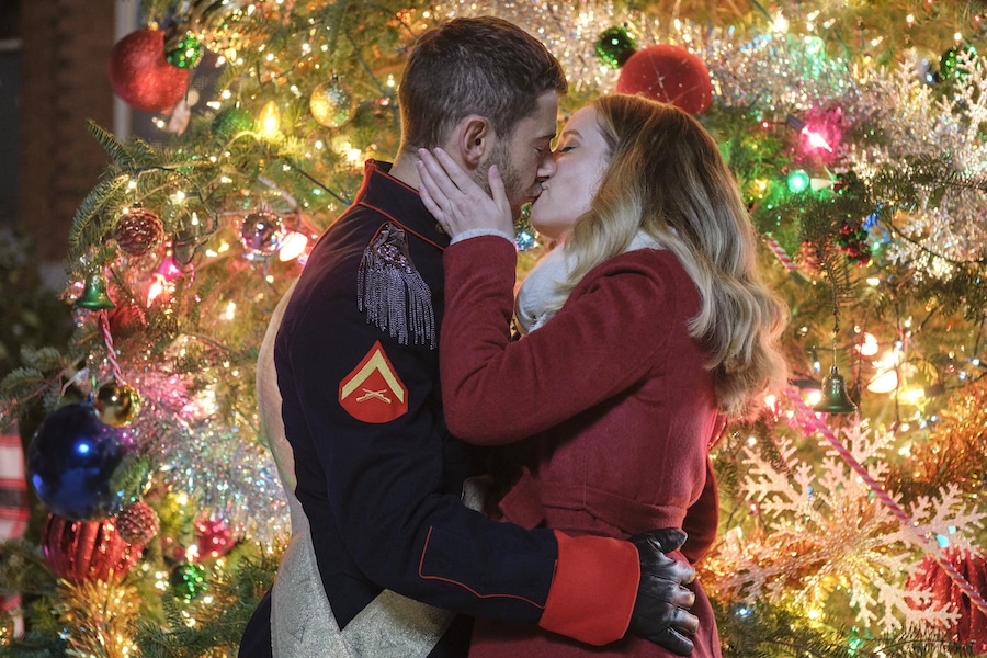 Hallmark, A Royal Queens Christmas-Photo: Julian Morris, Megan Park Credit: ©2021 Crown Media United States LLC/Photographer: Brooke Palmer