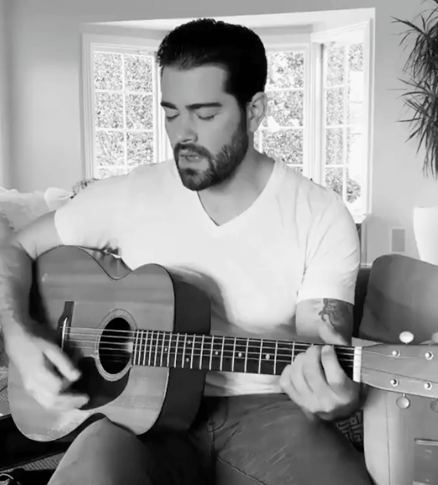 Jesse Metcalfe plays guitar-https://www.instagram.com/p/CTsuqygAHed/